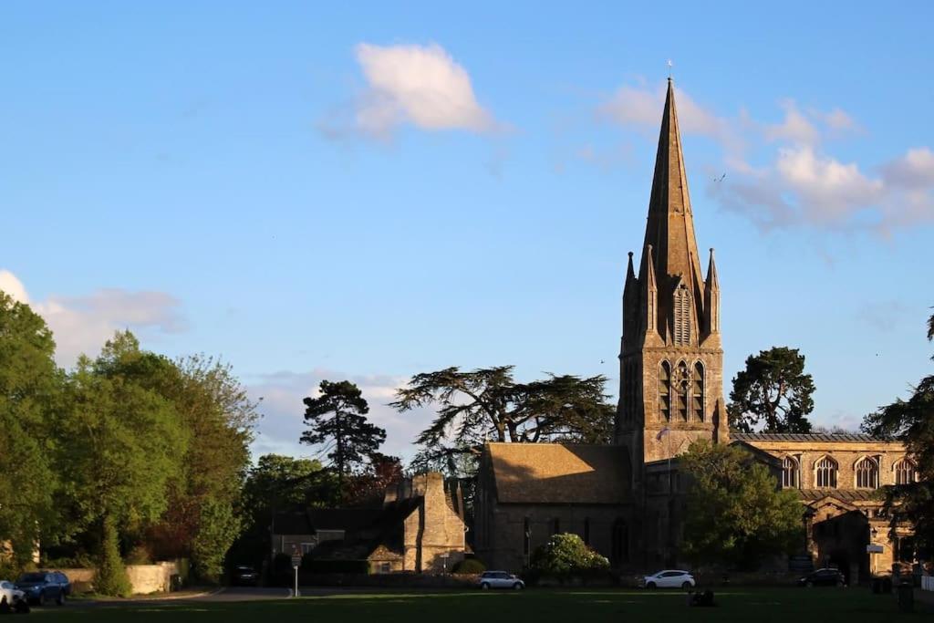 Modern Town House In Cotswolds - 3 Double Bedrooms Witney Esterno foto