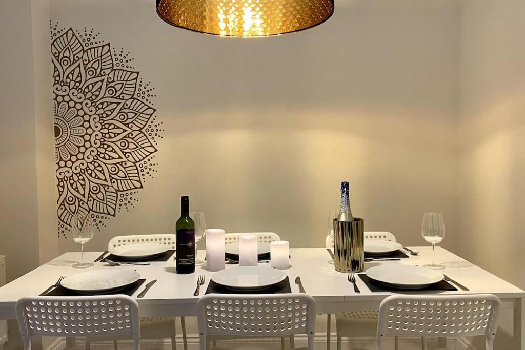 Modern Town House In Cotswolds - 3 Double Bedrooms Witney Esterno foto