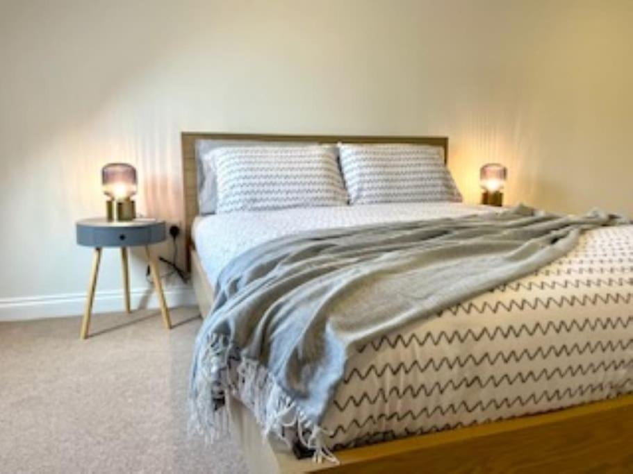 Modern Town House In Cotswolds - 3 Double Bedrooms Witney Esterno foto