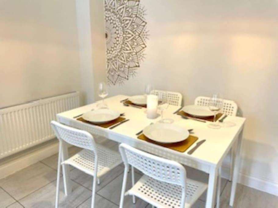 Modern Town House In Cotswolds - 3 Double Bedrooms Witney Esterno foto